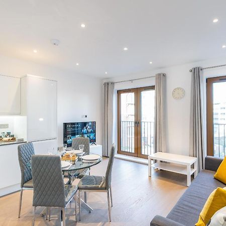 St Albans 2 Bed Luxury City Apartment, 5 Mins Walk To Train & Allocated Parking Exterior photo