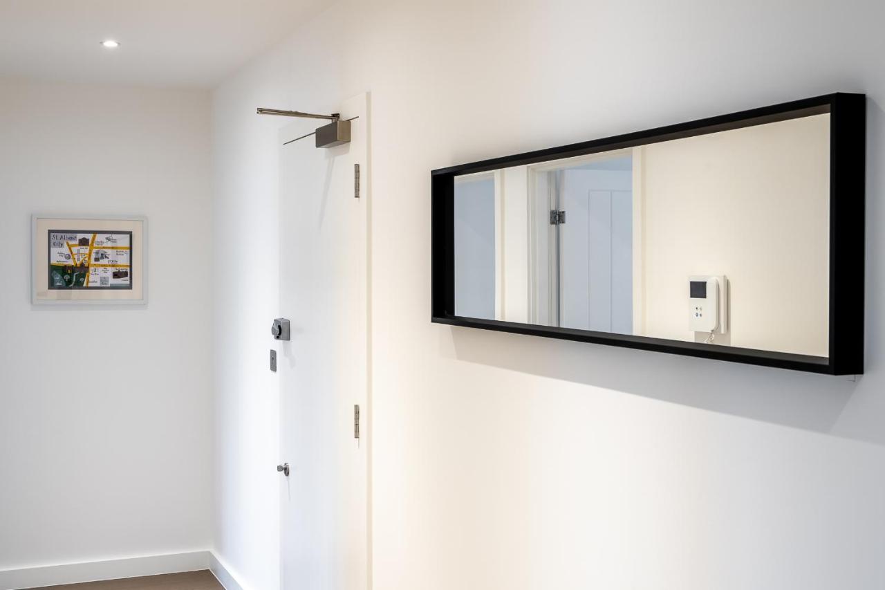 St Albans 2 Bed Luxury City Apartment, 5 Mins Walk To Train & Allocated Parking Exterior photo