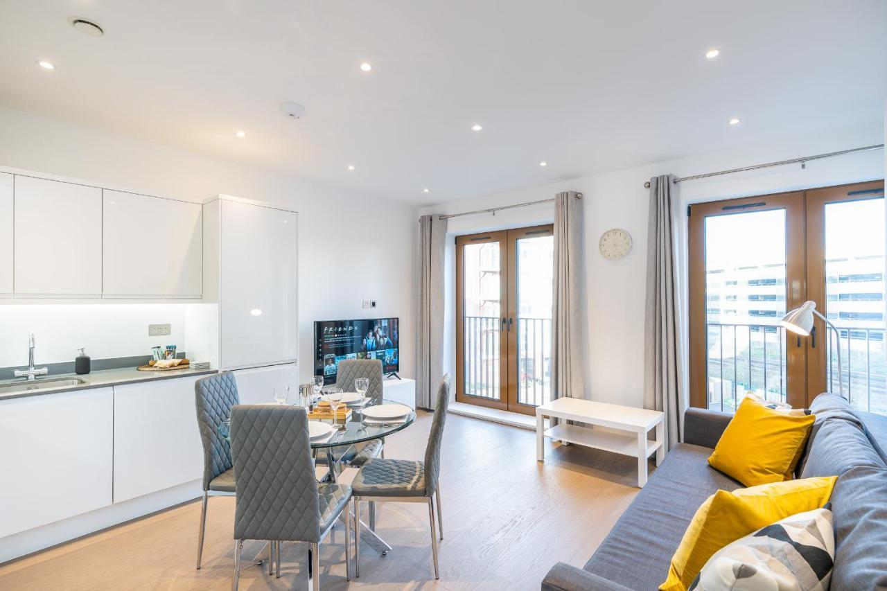 St Albans 2 Bed Luxury City Apartment, 5 Mins Walk To Train & Allocated Parking Exterior photo