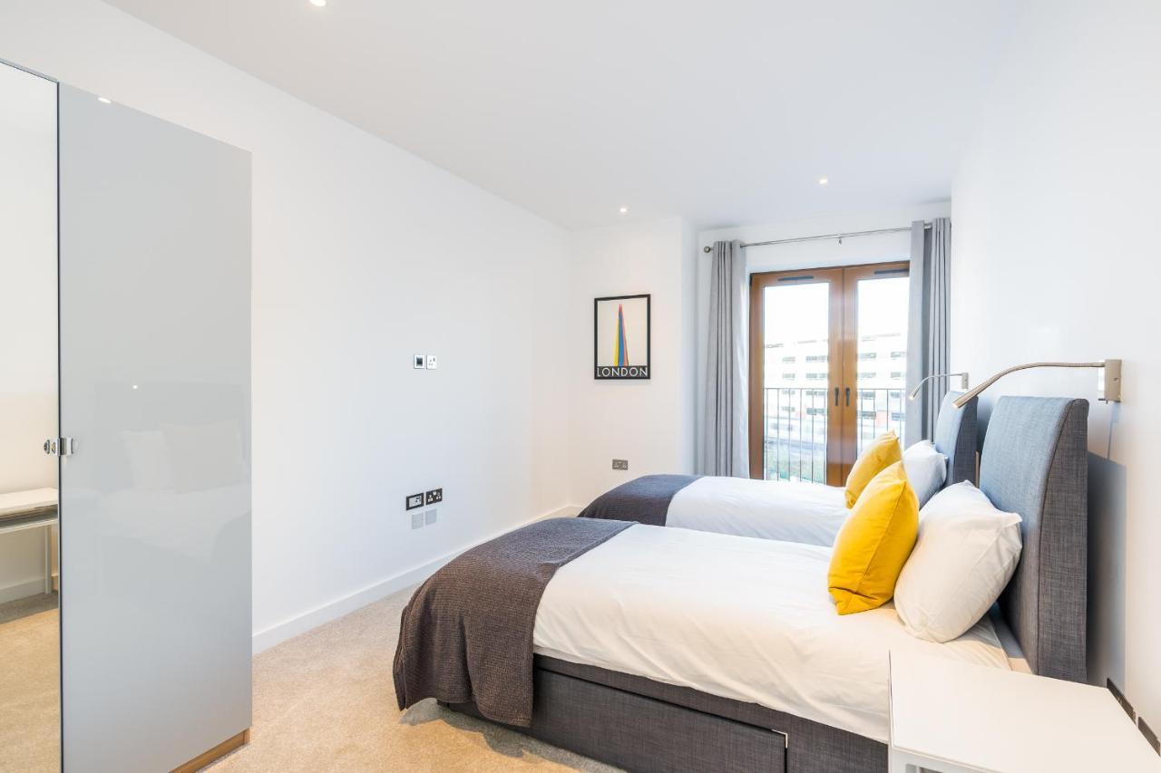 St Albans 2 Bed Luxury City Apartment, 5 Mins Walk To Train & Allocated Parking Exterior photo