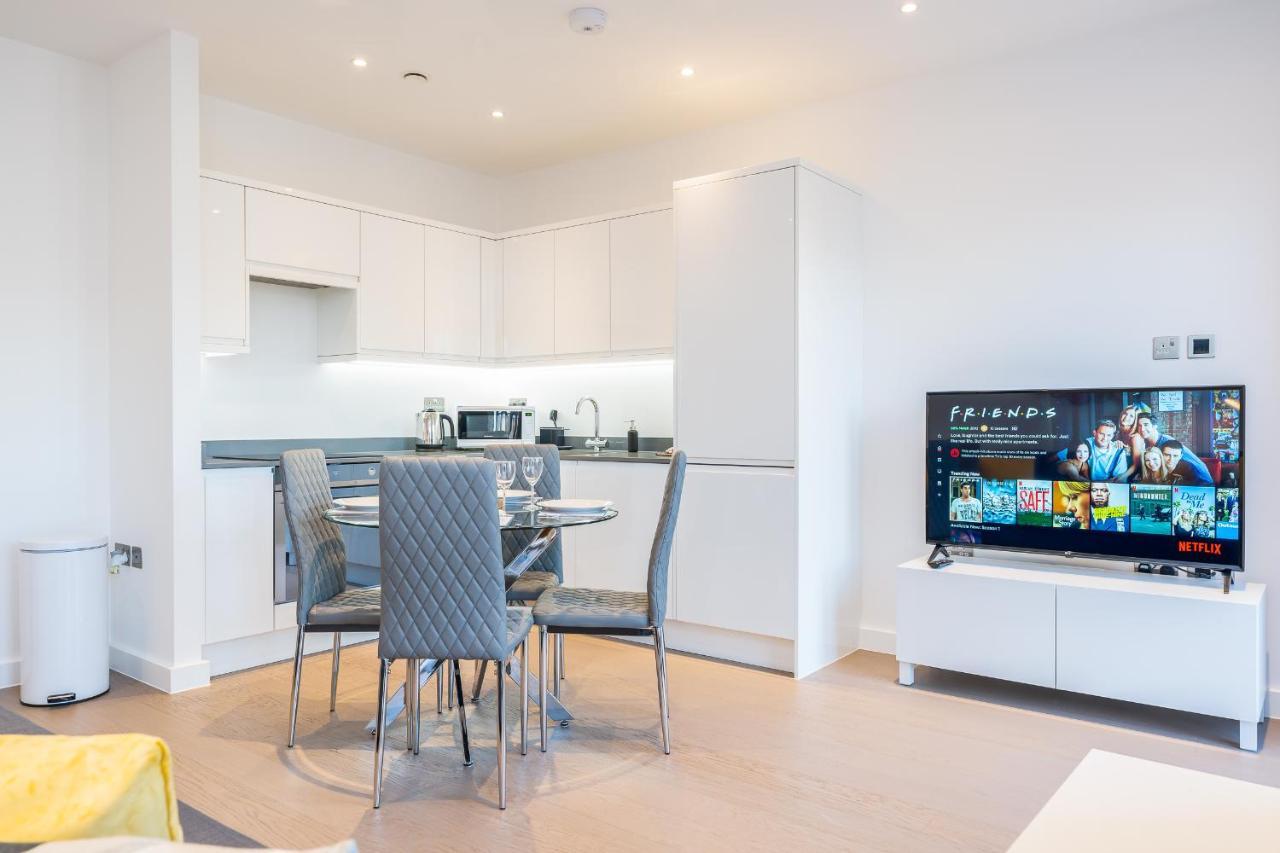 St Albans 2 Bed Luxury City Apartment, 5 Mins Walk To Train & Allocated Parking Exterior photo