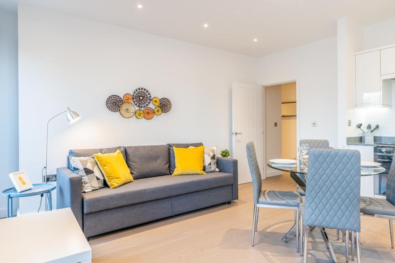 St Albans 2 Bed Luxury City Apartment, 5 Mins Walk To Train & Allocated Parking Exterior photo