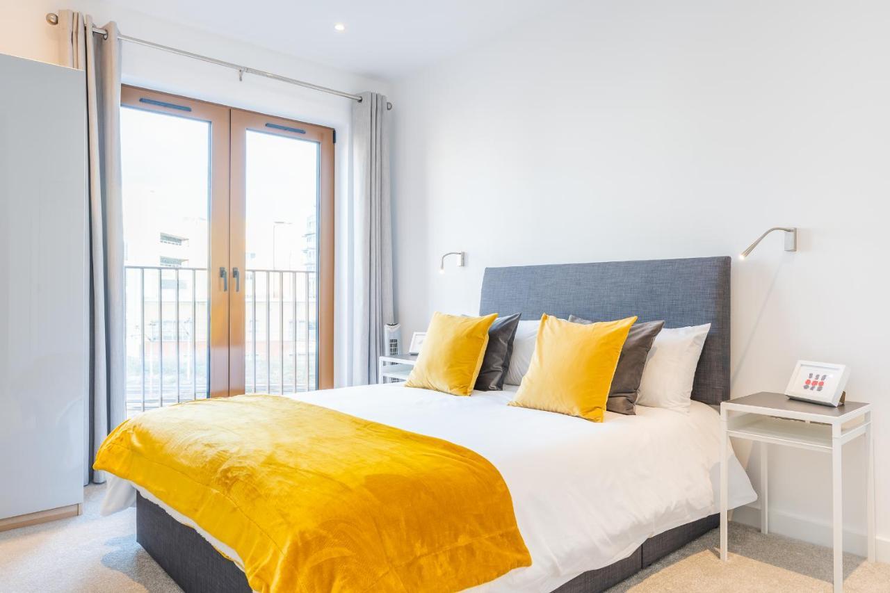St Albans 2 Bed Luxury City Apartment, 5 Mins Walk To Train & Allocated Parking Exterior photo