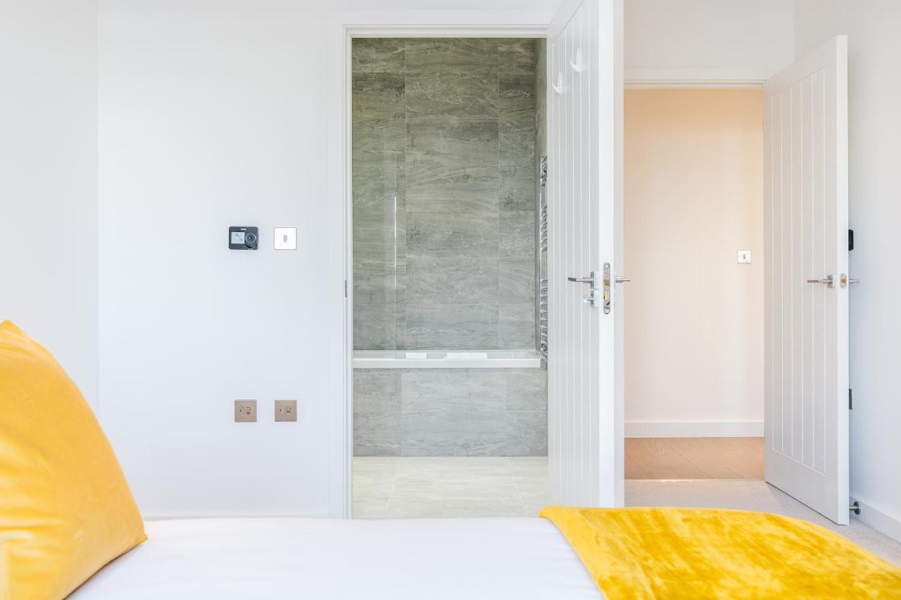 St Albans 2 Bed Luxury City Apartment, 5 Mins Walk To Train & Allocated Parking Exterior photo